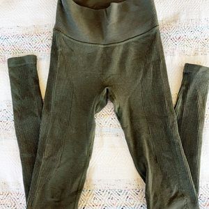 Lululemon 28” green olive thermal seamless tight
